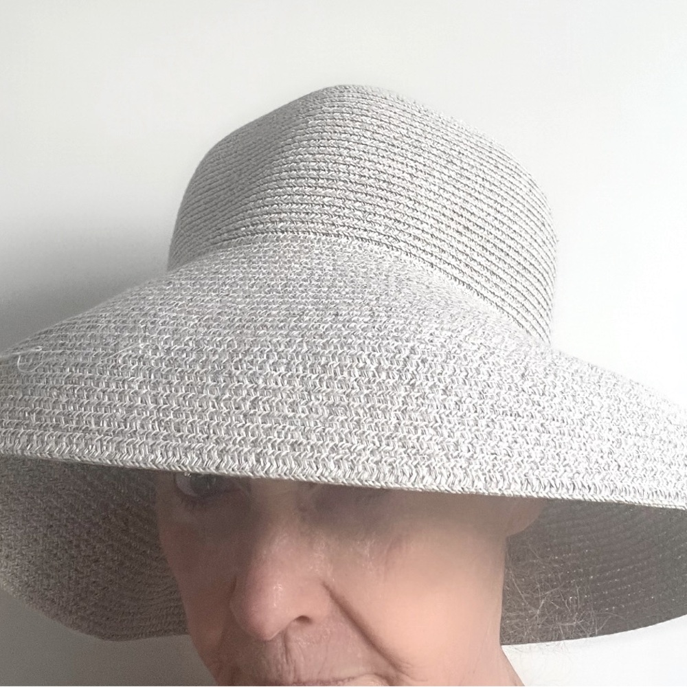 Straw sun hat like new.